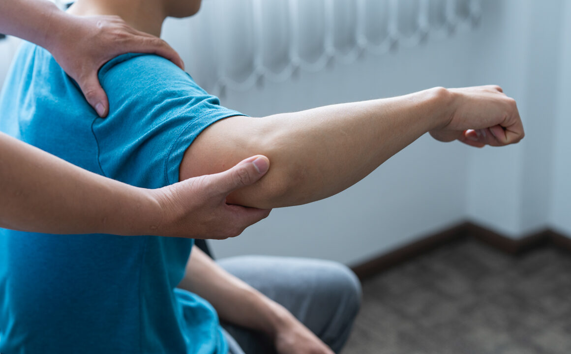 physician-consulting-patients-about-shoulder-pain-2026-03-19-02-00-07-utc