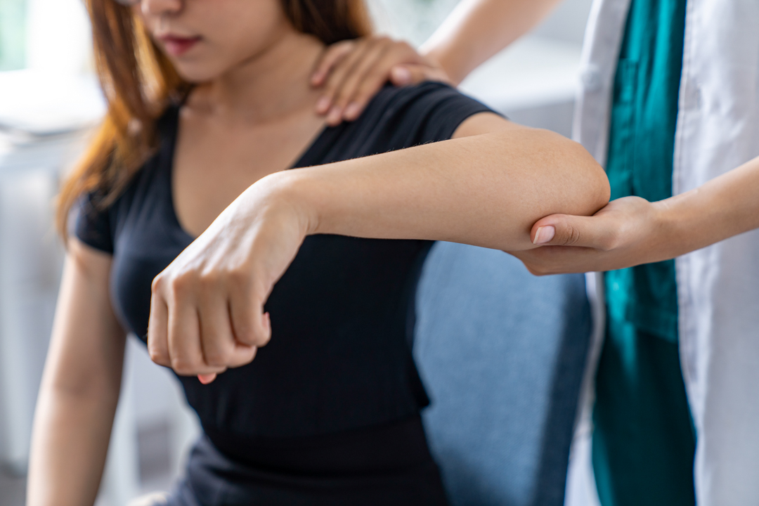the-doctor-counsels-the-patient-about-pain-in-the-2026-03-19-01-54-35-utc
